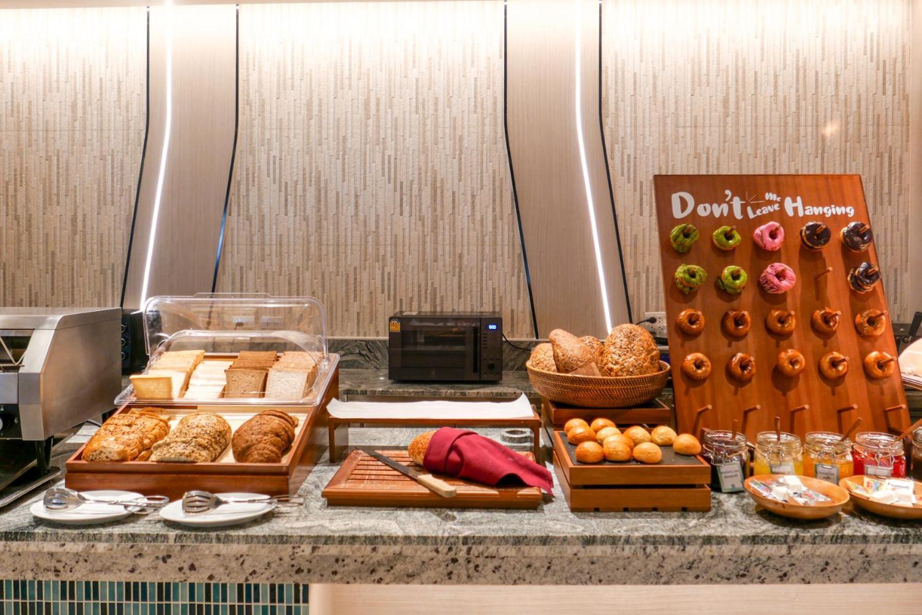 Kc Grande Resort Koh Chang Exterior foto A doughnut display at a buffet