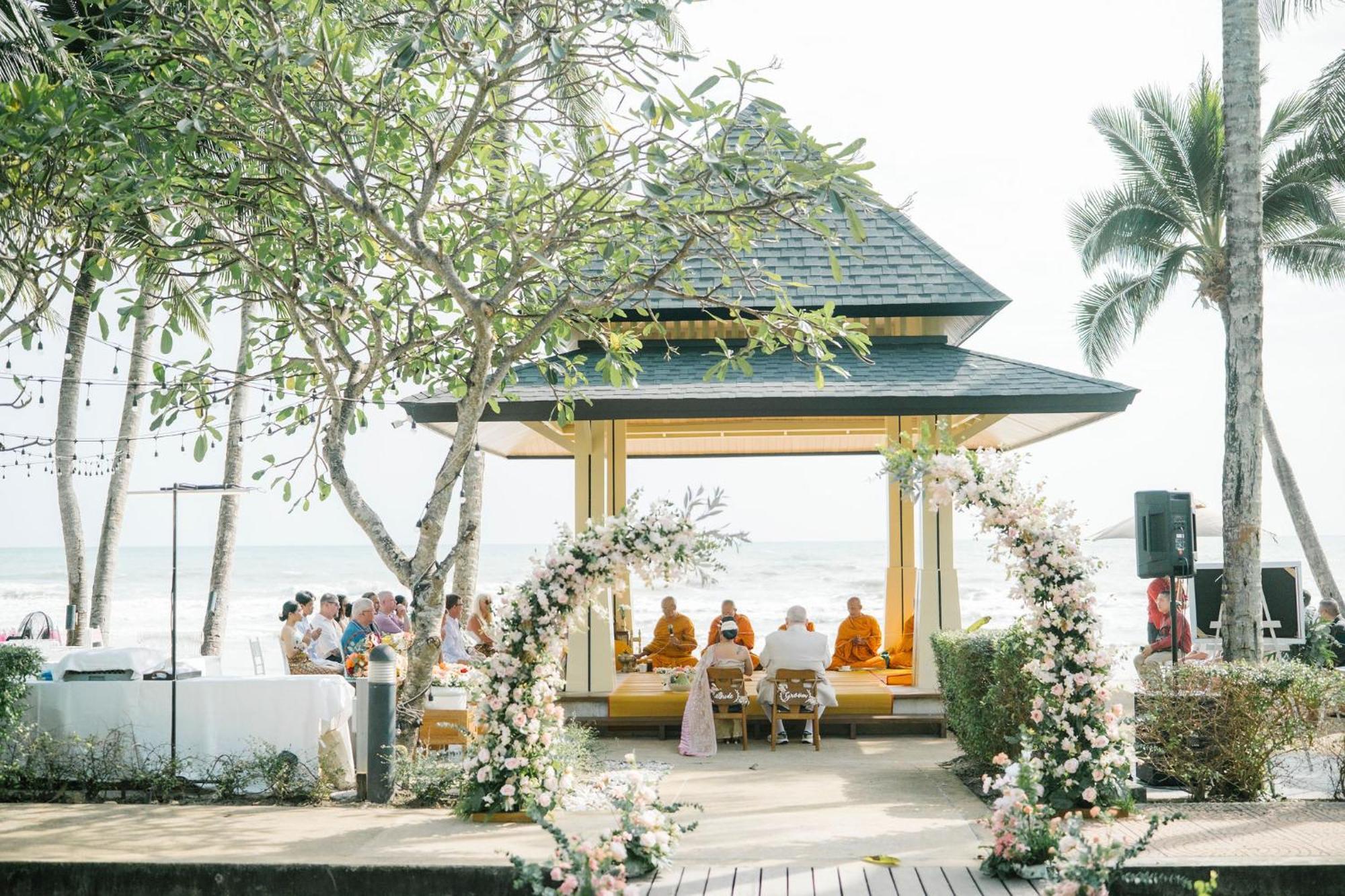 Kc Grande Resort Koh Chang Exterior foto Thai monks at a wedding